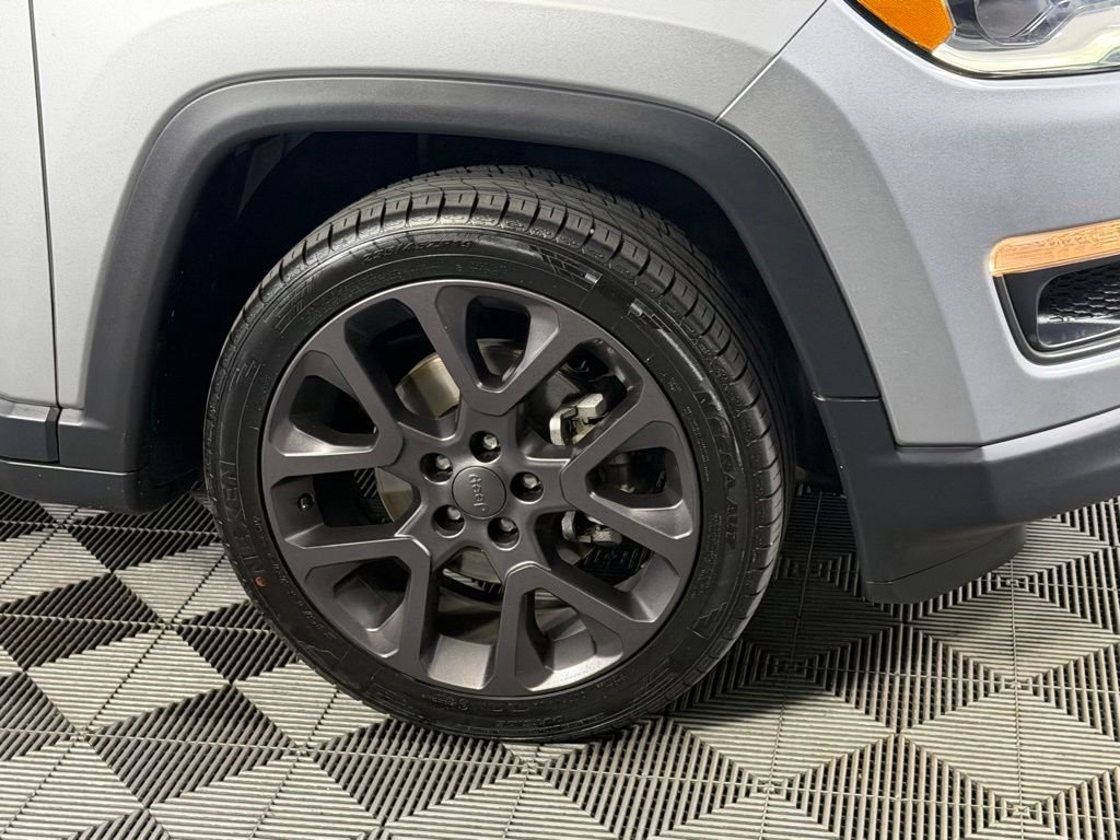Used 2019 Silver Jeep Limited image 6