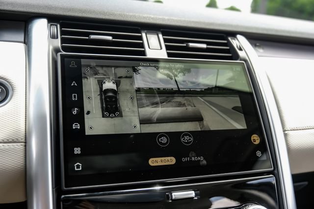 Used 2025 White Land Rover Dynamic SE image 27