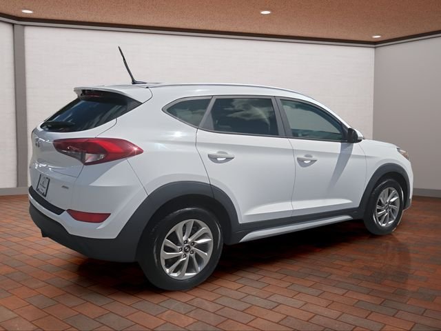 Used 2017 Winter White Hyundai SE image 9