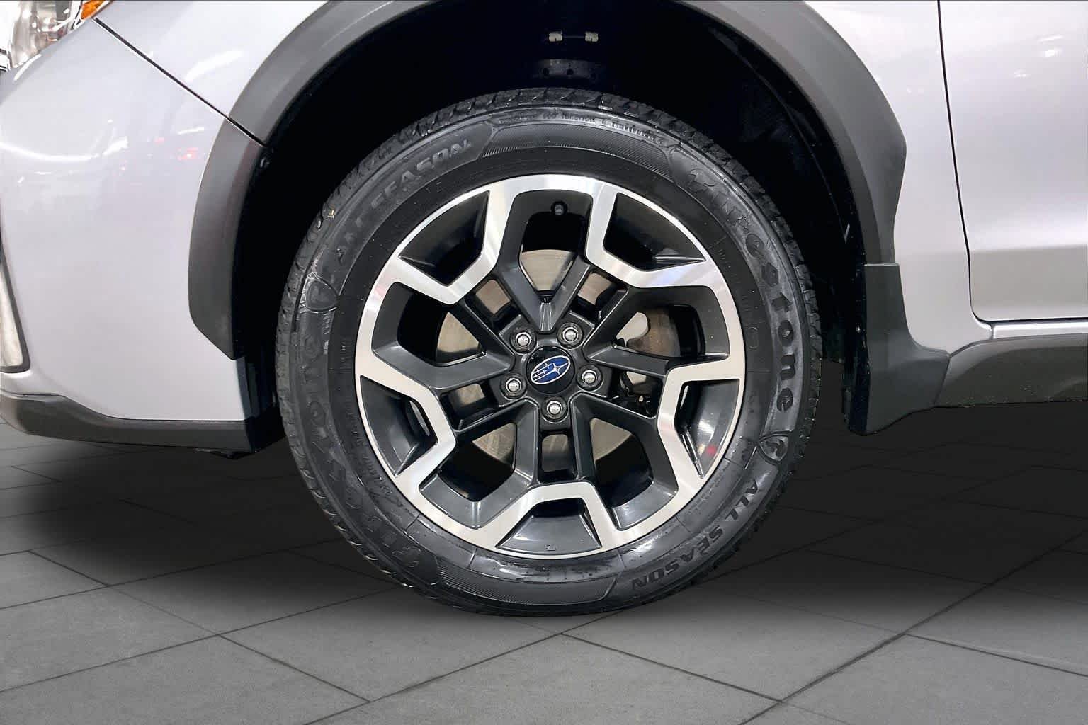 Used 2017 Ice Silver Metallic Subaru Limited image 11