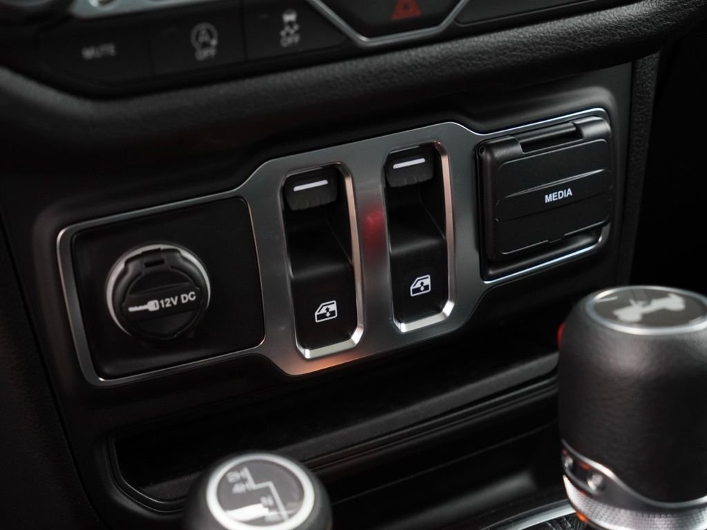 New 2026 Bright White Clear-Coat Exterior Paint Jeep Sport image 14