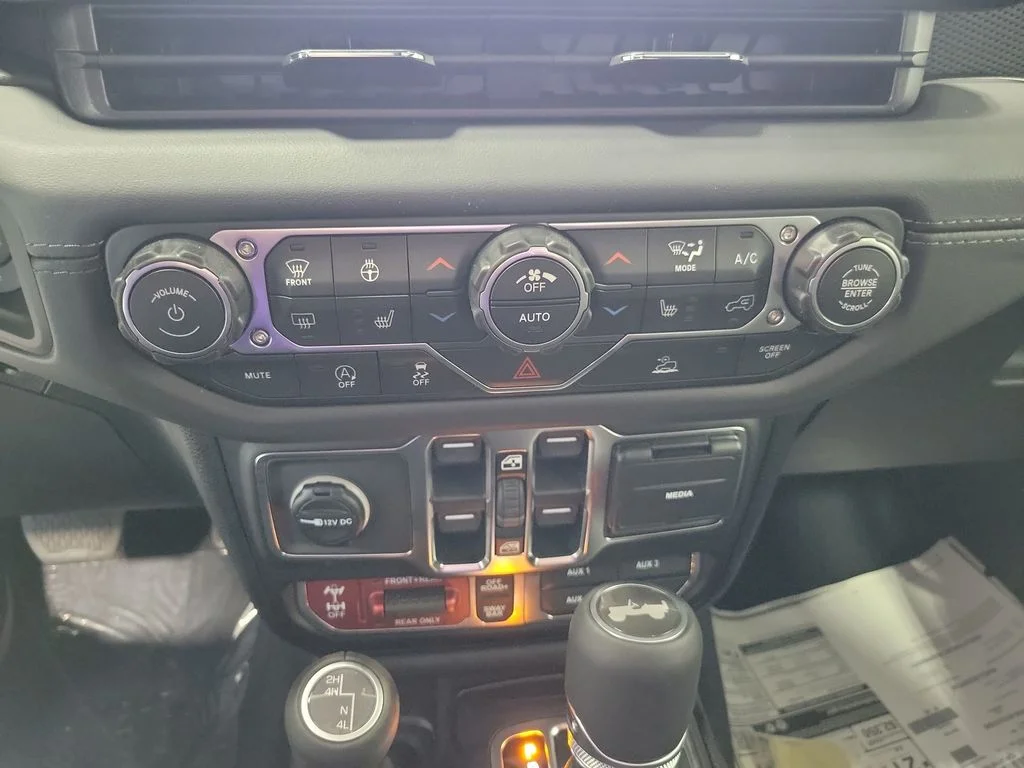 New 2026 Bright White Clear-Coat Exterior Paint Jeep Rubicon image 15