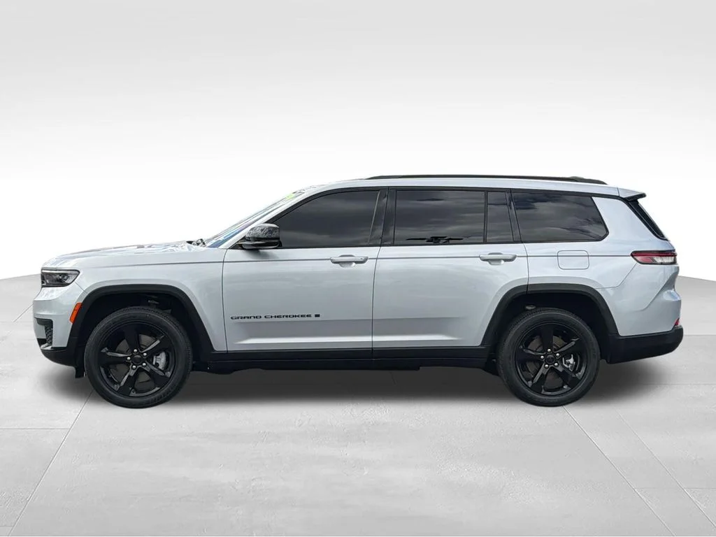 Used 2023 Silver Jeep Altitude image 4