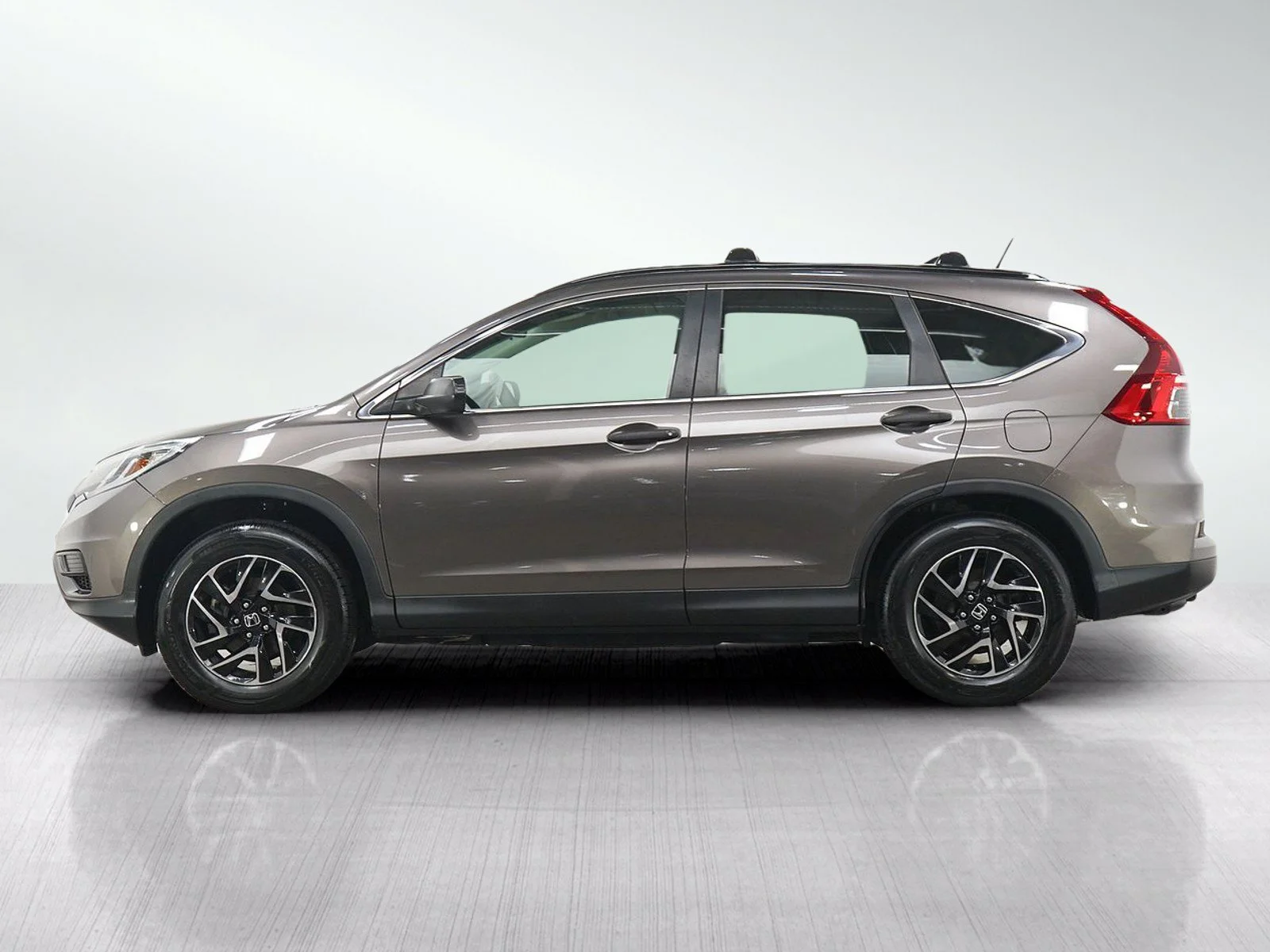 Used 2016 Honda CR-V SE with VIN 2HKRM4H45GH654418 for sale in Burnsville, Minnesota