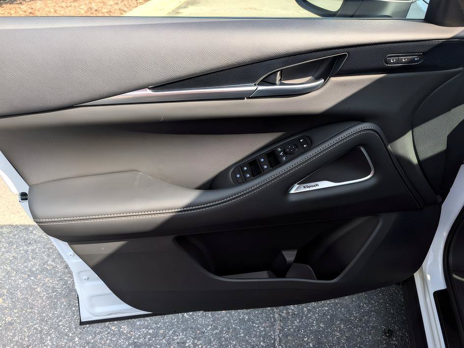 New 2027 2T RAD WHT INFINITI SPORT image 9