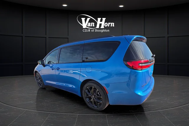 New 2026 Hydro Blue Pearl-Coat Exterior Paint Chrysler Select image 3
