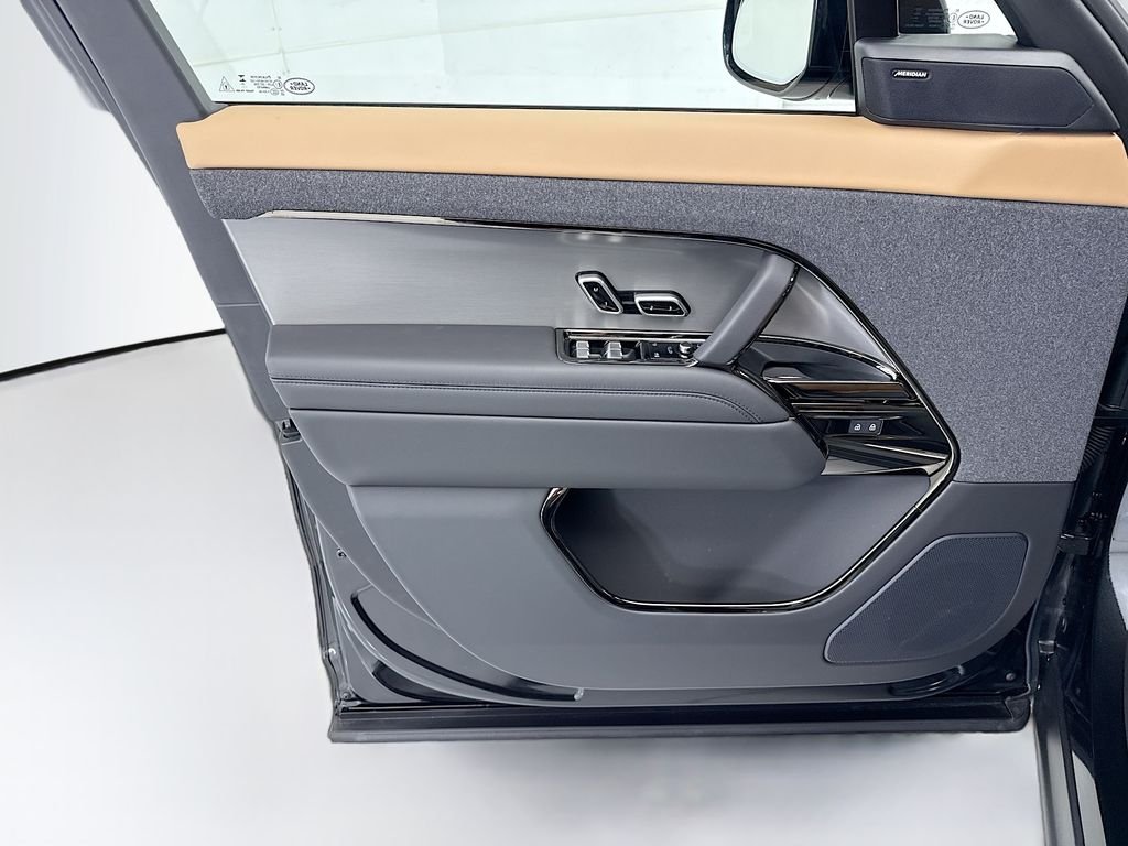 New 2026 Santorini Black Land Rover Dynamic SE image 23