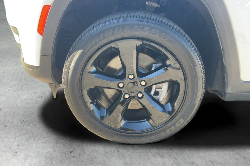 Used 2023 White Jeep Altitude image 25