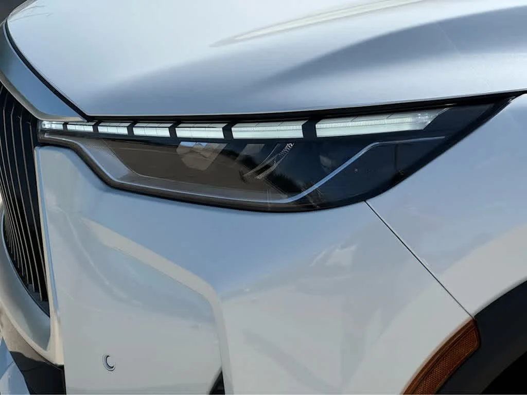 New 2027 RADIANT WHITE INFINITI Luxe FWD image 5