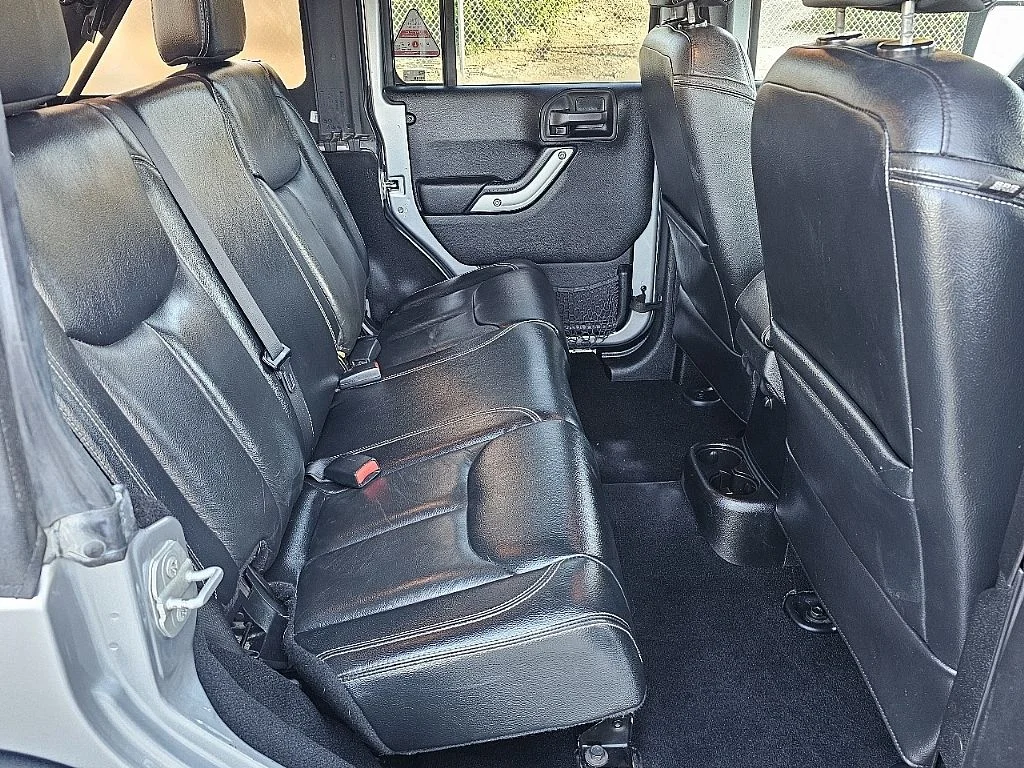 Used 2015 Silver Jeep Unlimited Rubicon image 17