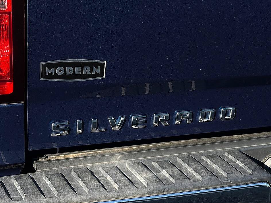 Used 2018 Deep Ocean Blue Metallic Chevrolet LT image 27