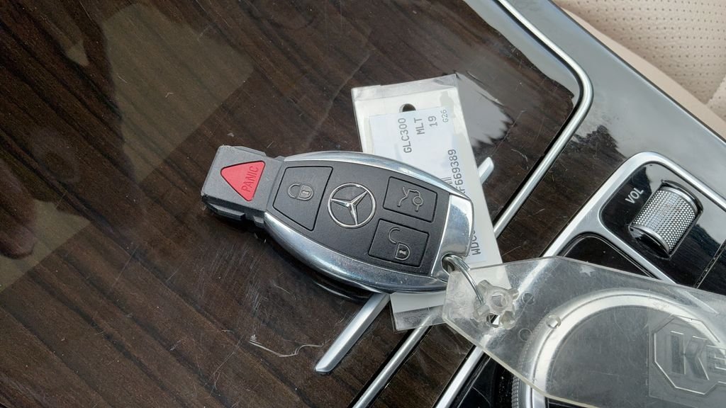 Used 2019  Mercedes-Benz GLC 300 image 25