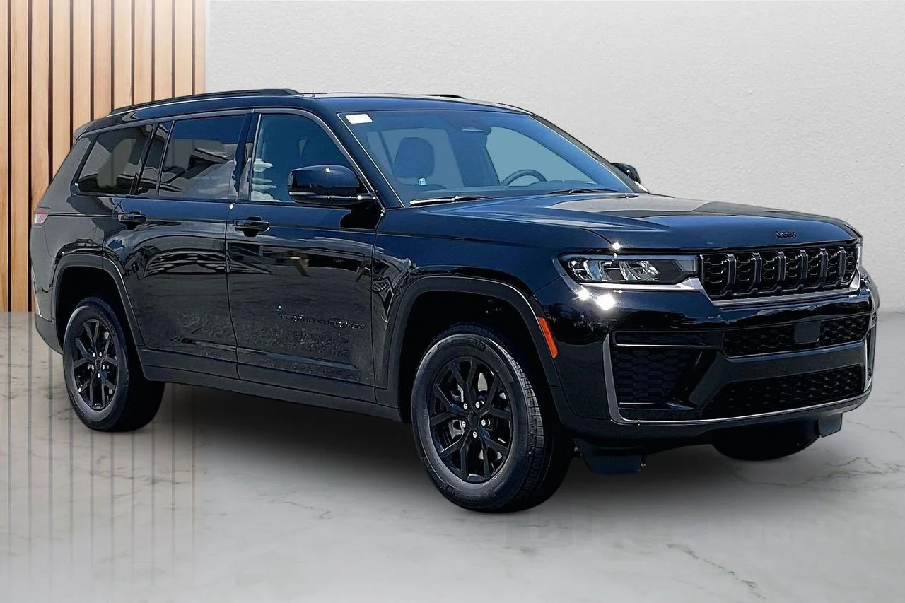 New 2026 Diamond Black Crystal Pearl-Coat Exterior Paint Jeep Altitude image 2