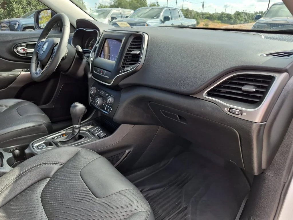 Used 2021 White Jeep Latitude Lux image 35