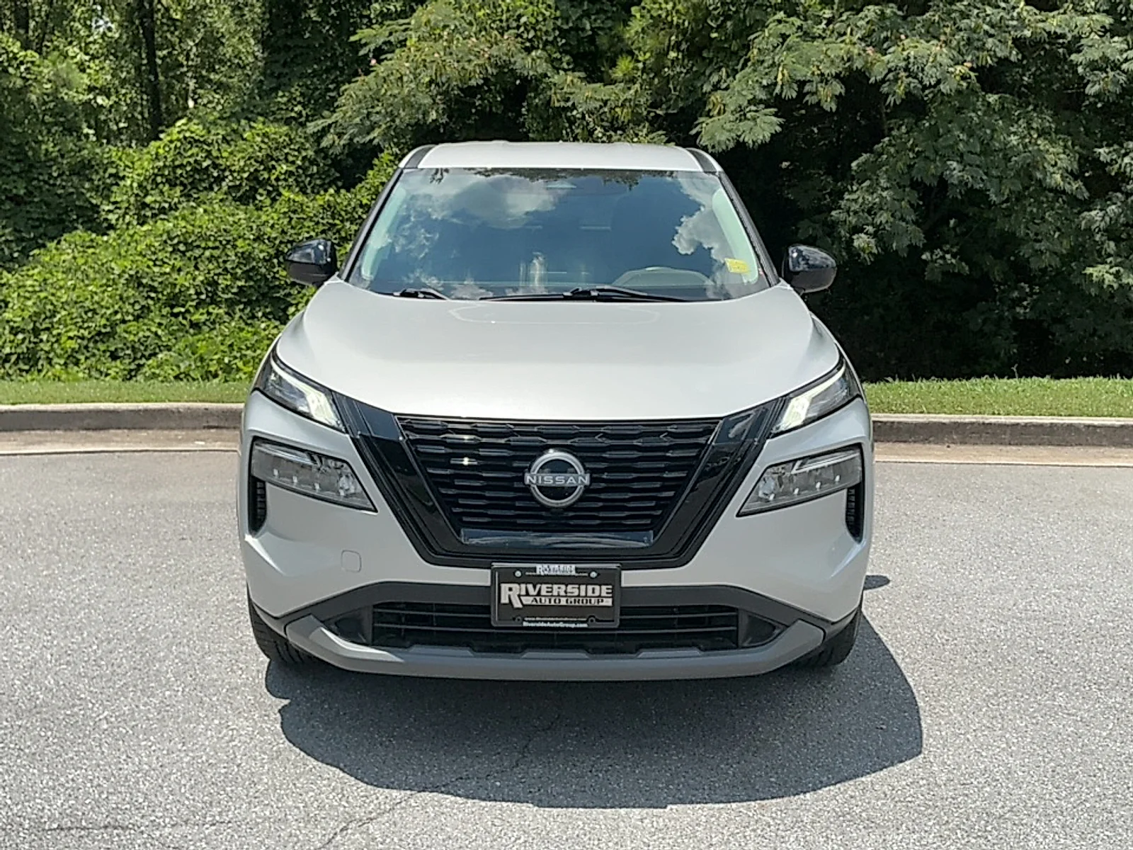 Used 2023  Nissan SV FWD image 16