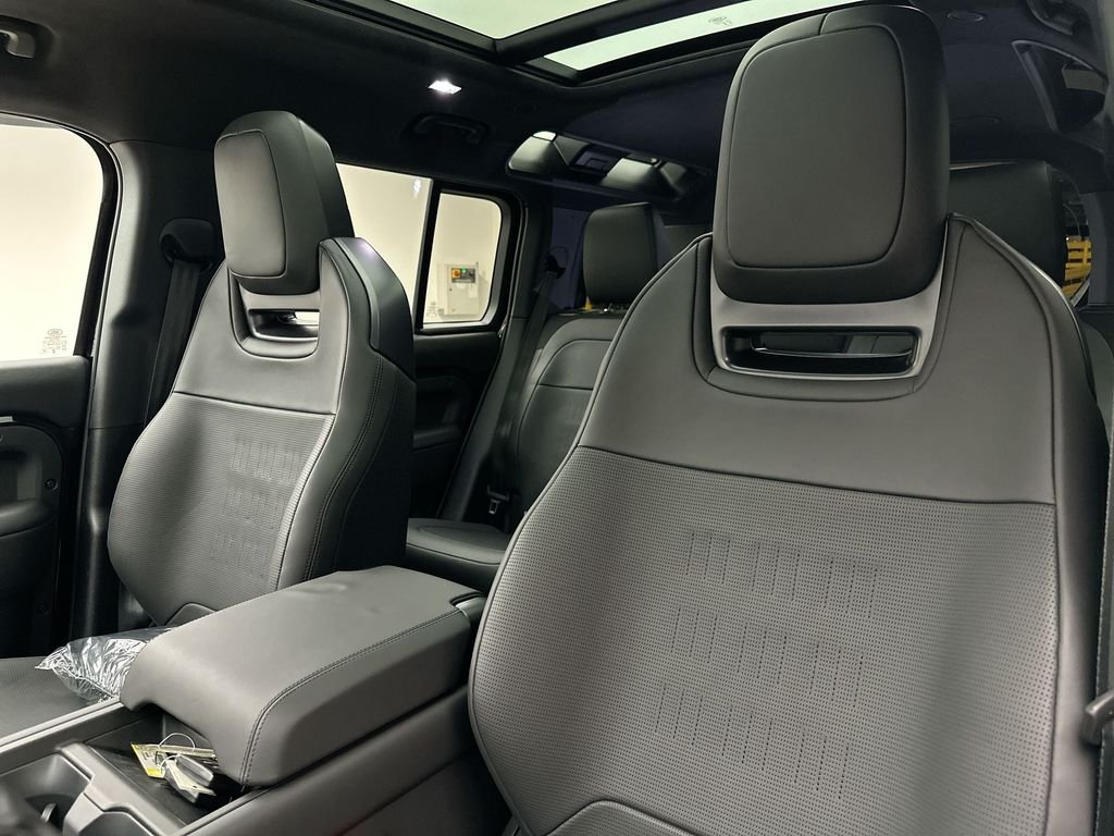 New 2026 Narvik Black Land Rover OCTA image 18
