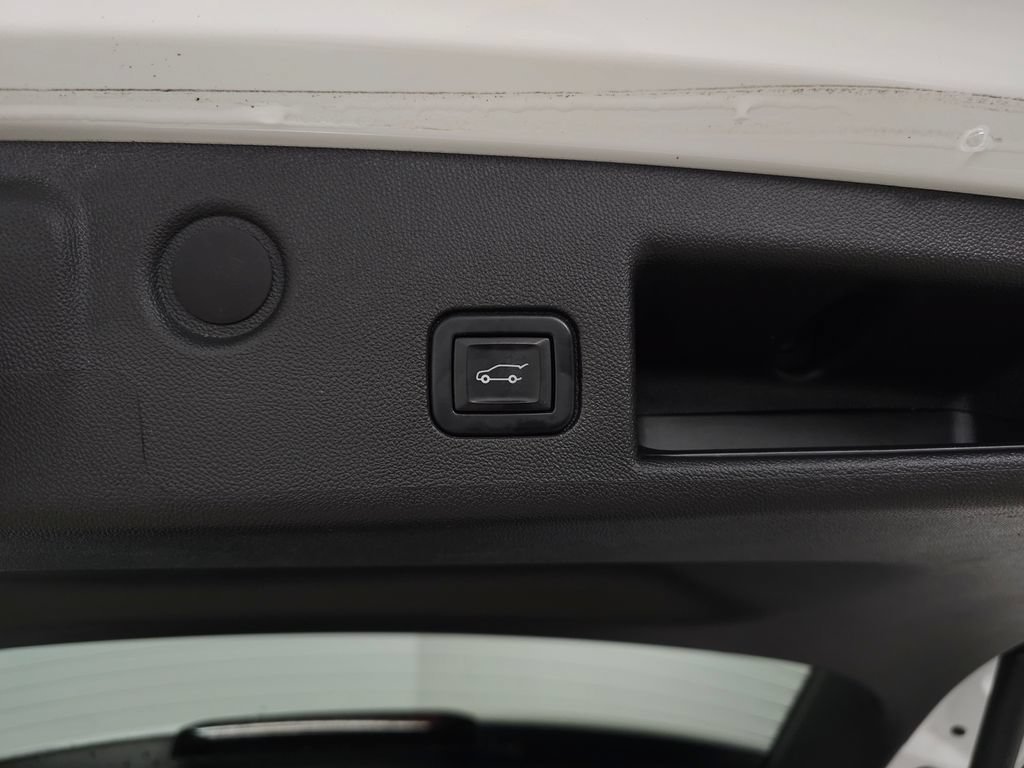 Used 2022 IRIDESCENT PEARL TRICOAT Chevrolet Premier image 8