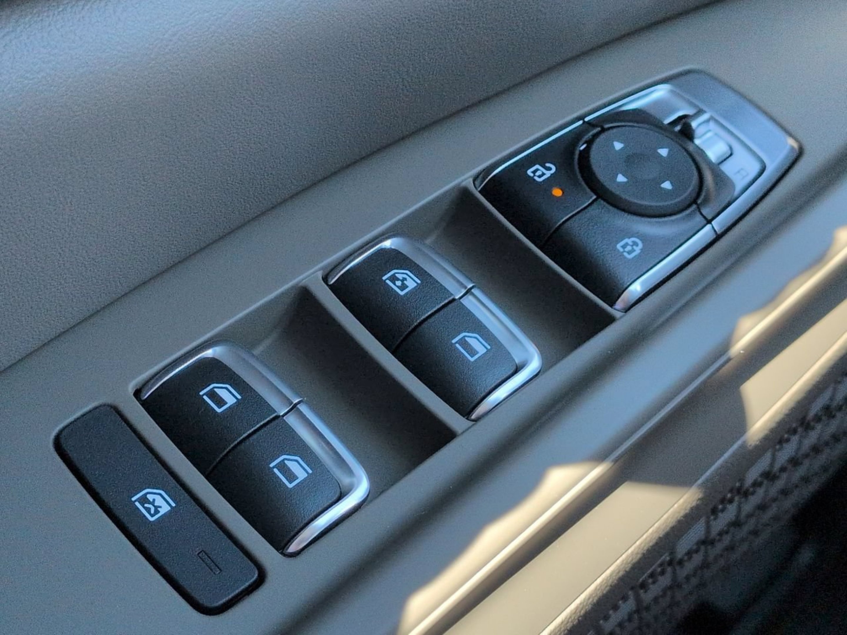 New 2026 Snow White Pearl Kia LXS image 44