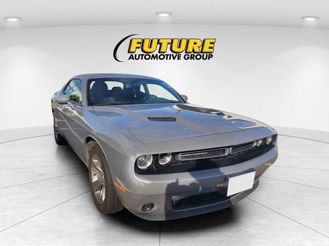 Used 2019 Gray Dodge SXT image 1