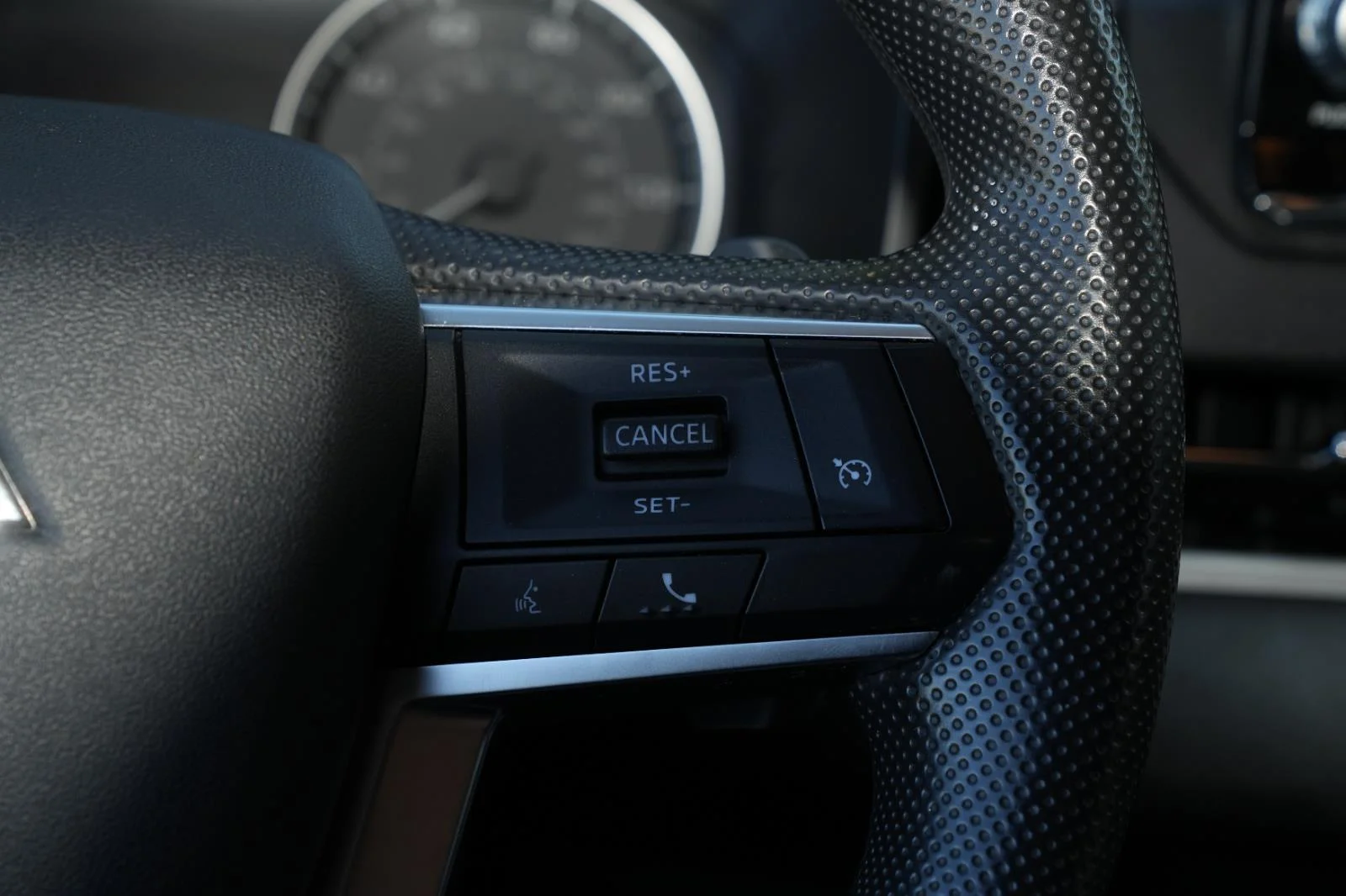 Used 2024 Silver Mitsubishi ES image 17