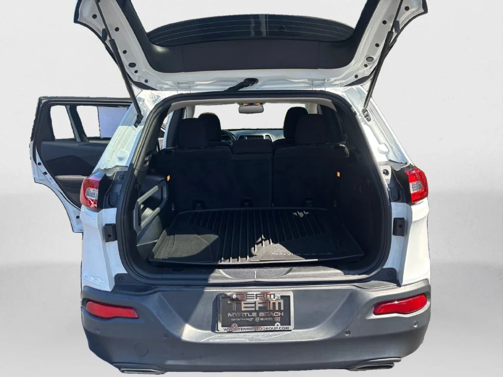 Used 2017 White Jeep Latitude image 13