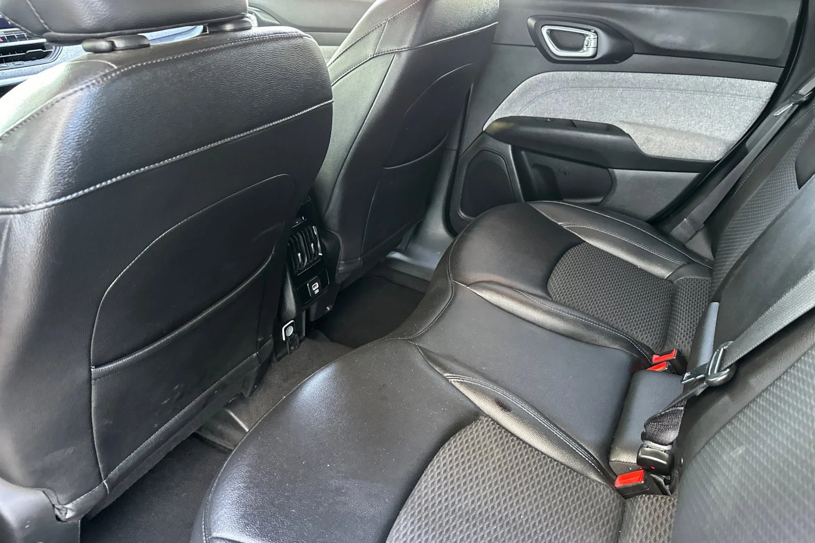Used 2024 Gray Jeep Latitude image 12
