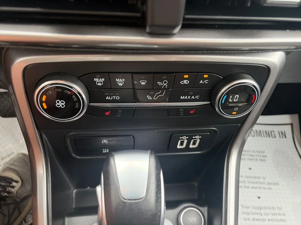 Used 2021 Red Ford SE image 19