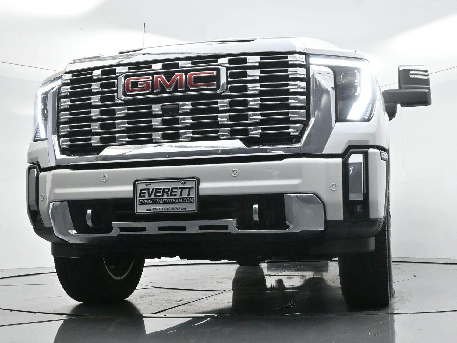 Used 2025 White Frost Tricoat GMC Denali image 43
