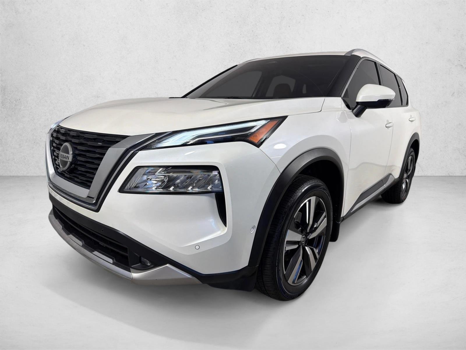 Used 2021 Pearl White Tricoat Nissan Platinum image 9