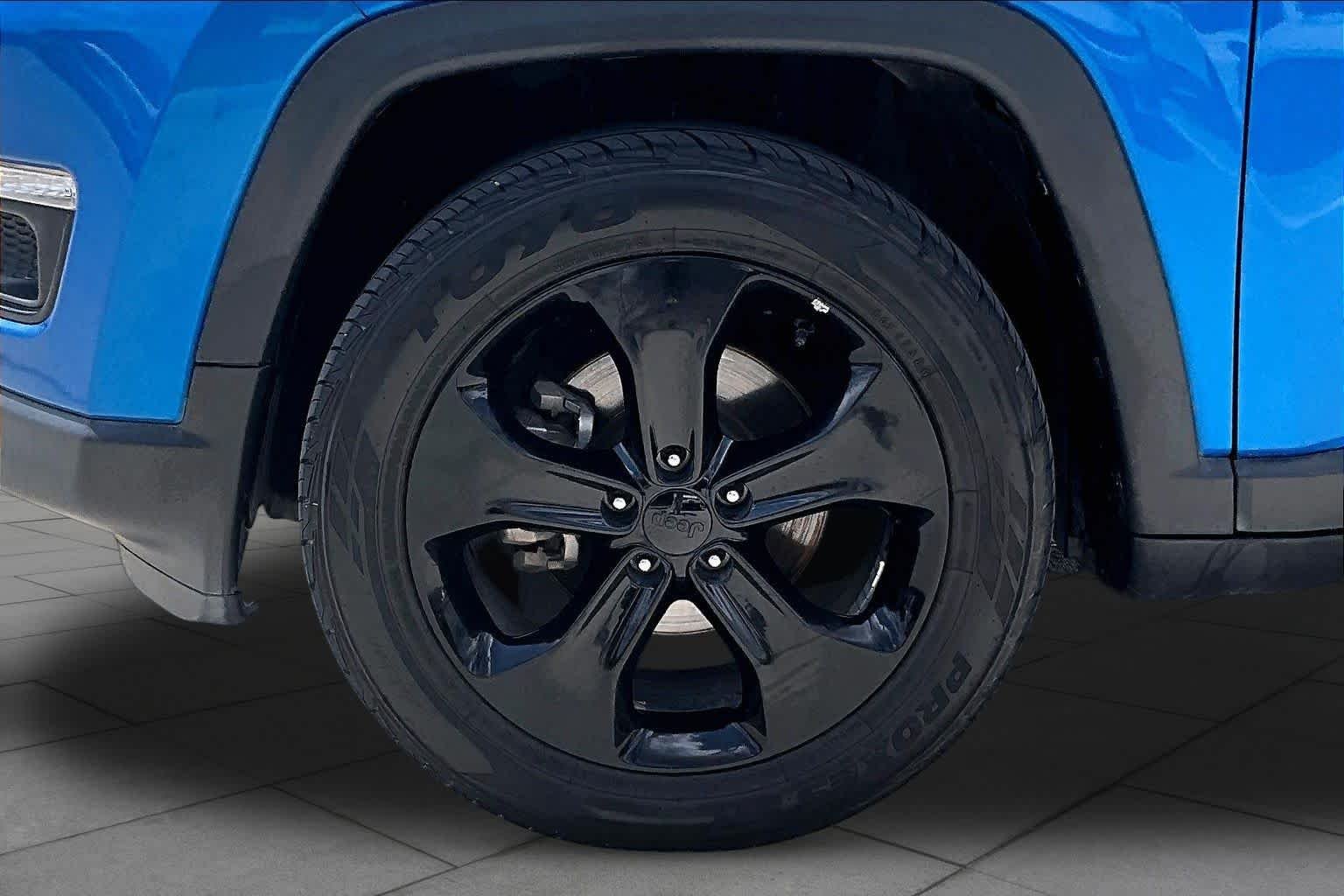 Used 2019 Laser Blue Pearlcoat Jeep Altitude image 10