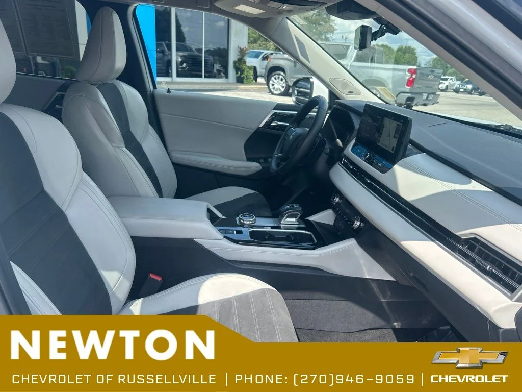 Used 2025  Mitsubishi SE image 22