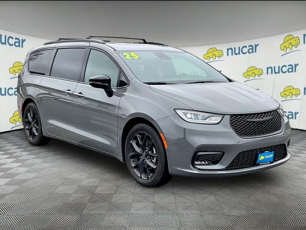 2025 Chrysler Pacifica Limited's photo