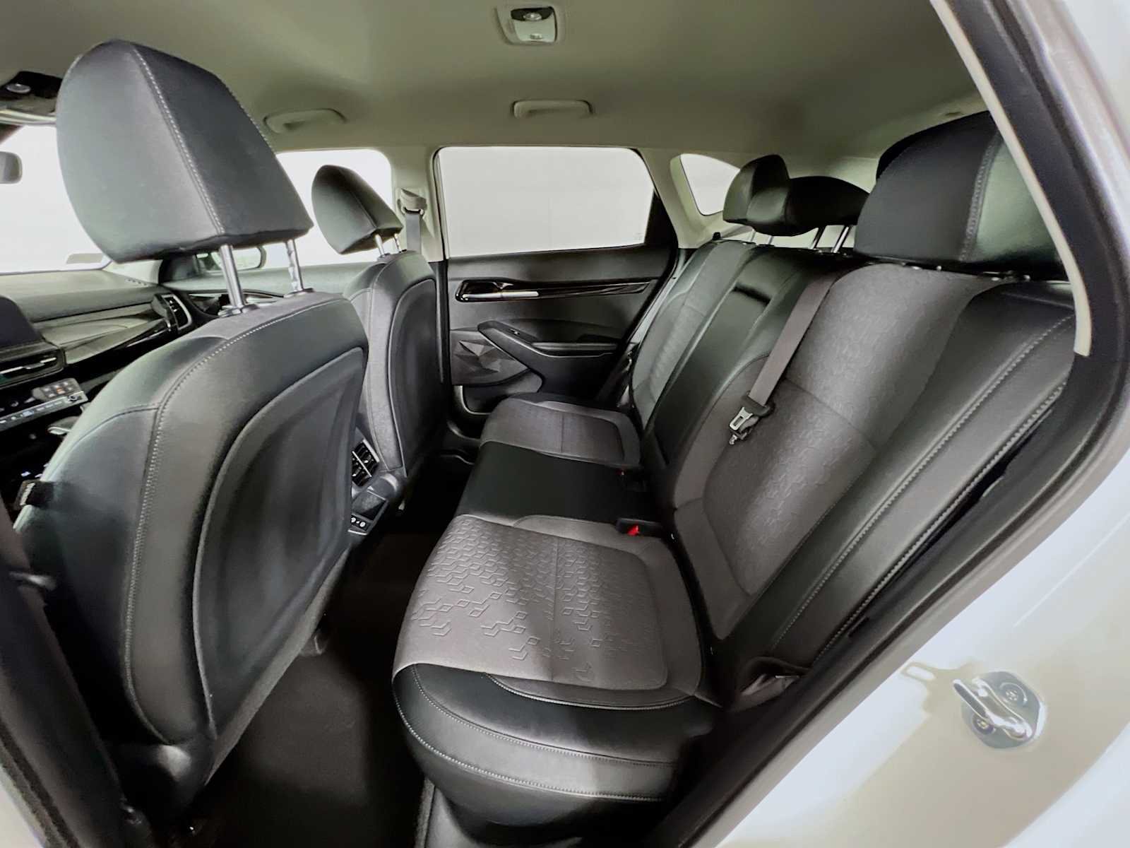 Used 2024 Snow White Pearl Kia S image 25