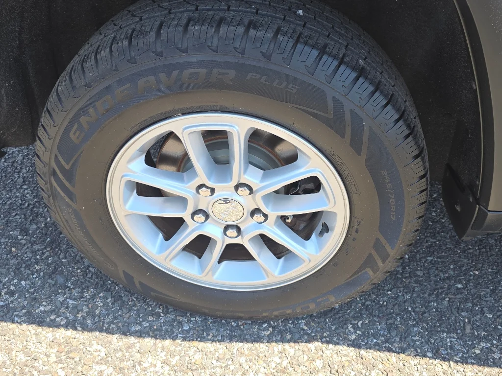 Used 2018 Diamond Black Crystal Pearlcoat Jeep Laredo E image 27