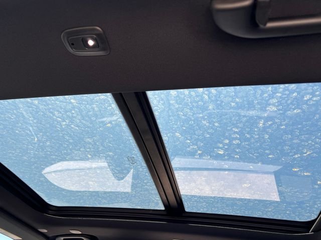 New 2026 Bright White Clear-Coat Exterior Paint Jeep Limited image 18