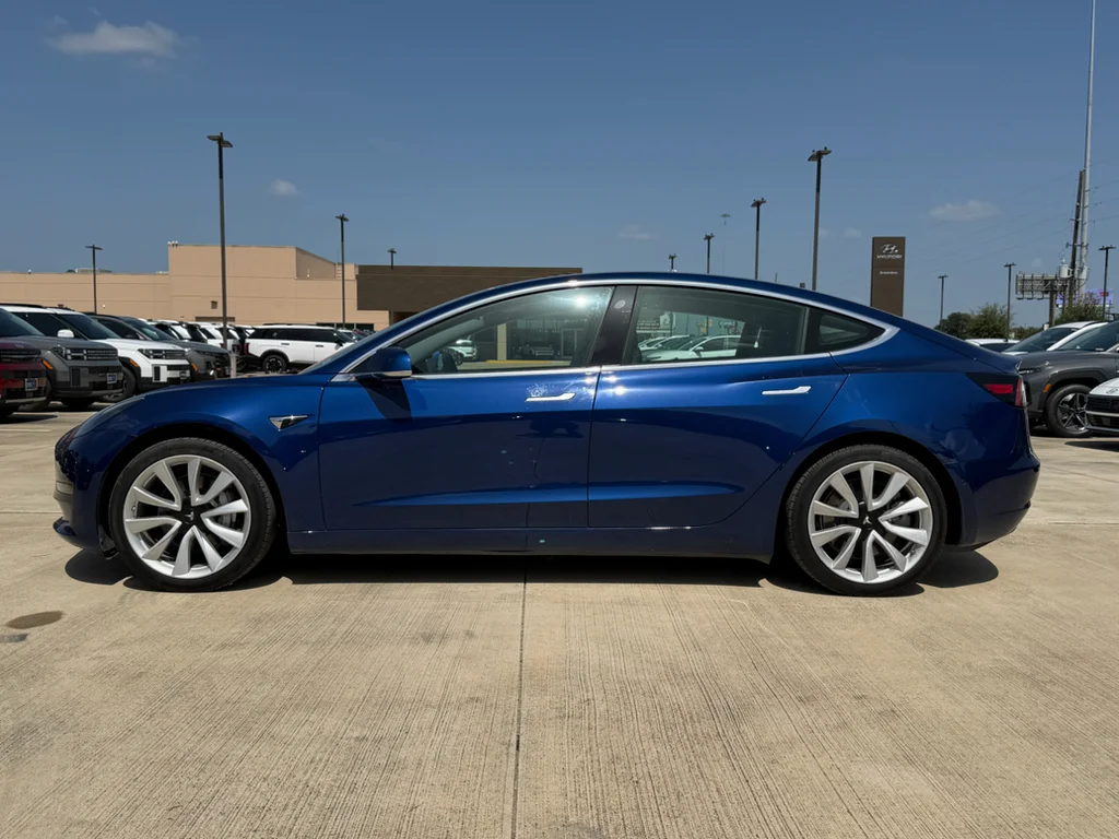 Used 2020  Tesla Standard Range image 2