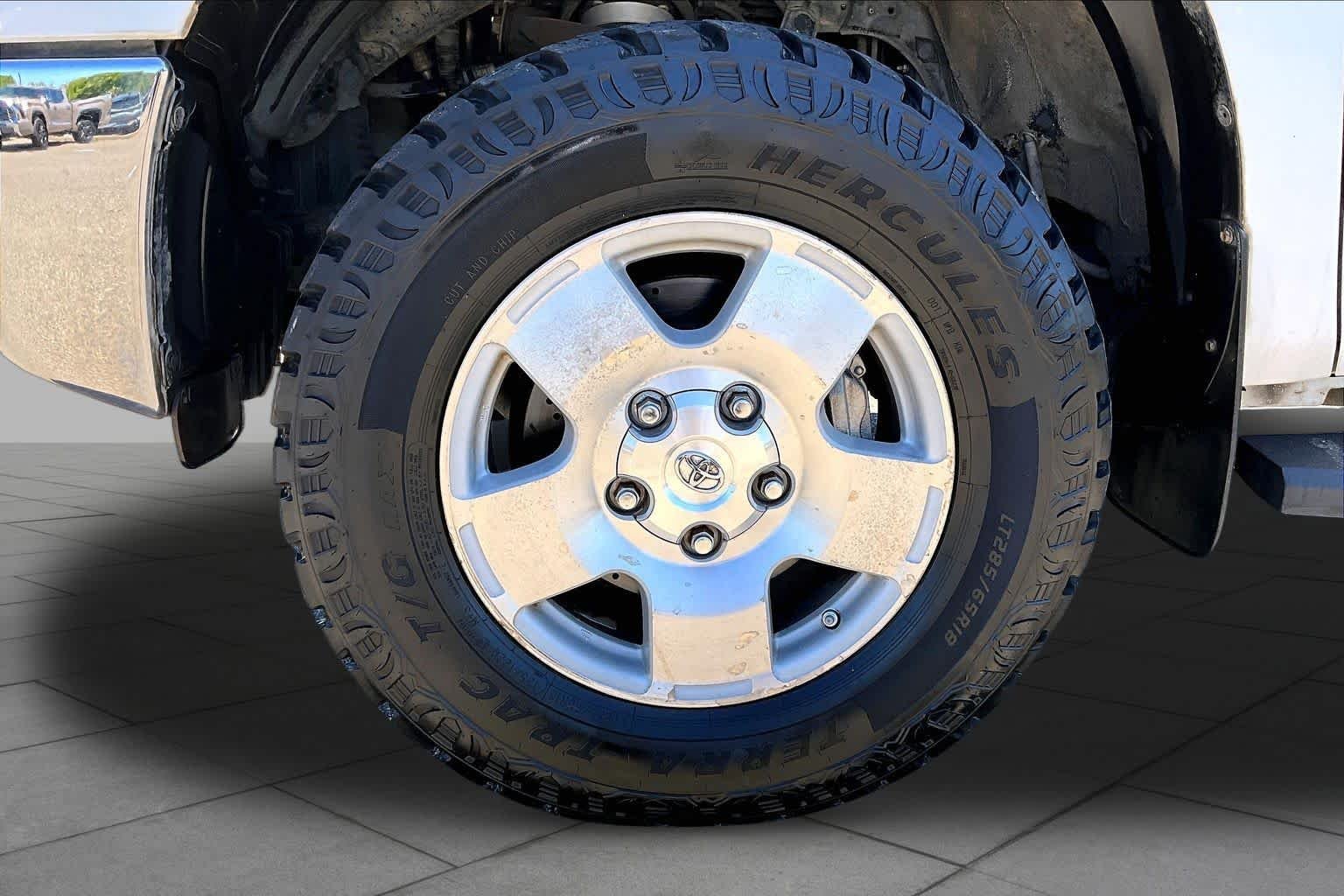 Used 2007 Super White Toyota SR5 image 10