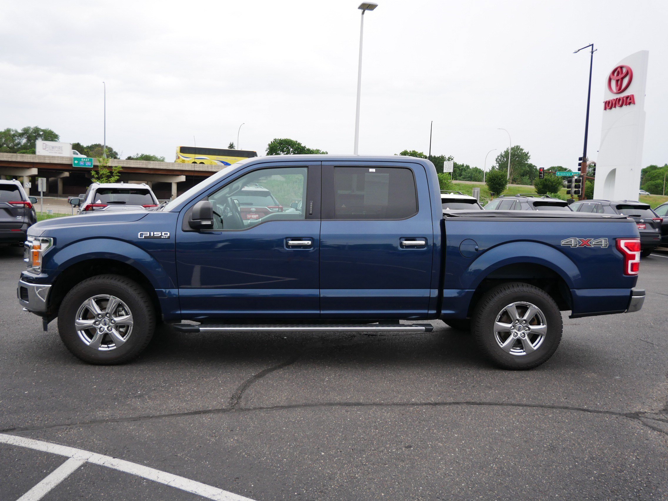 Used 2018 Blue Jeans Metallic Ford XLT image 4