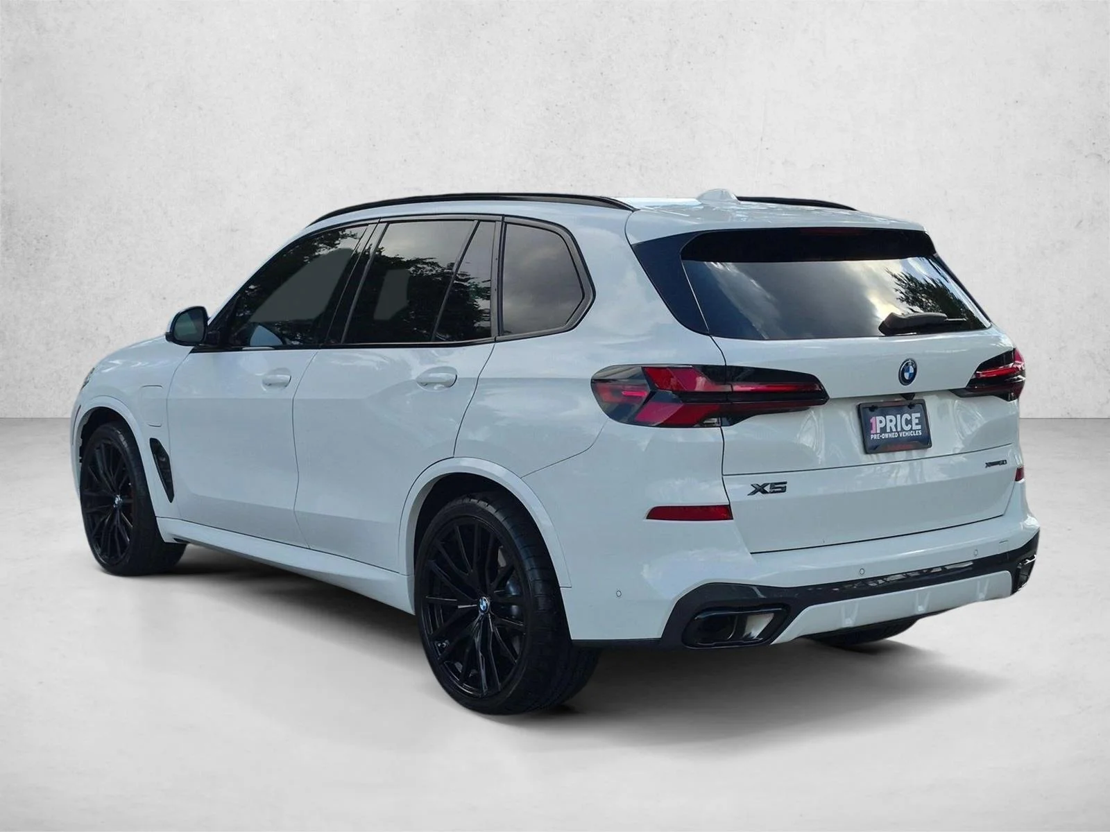 Used 2024 Alpine White BMW xDrive50e image 8