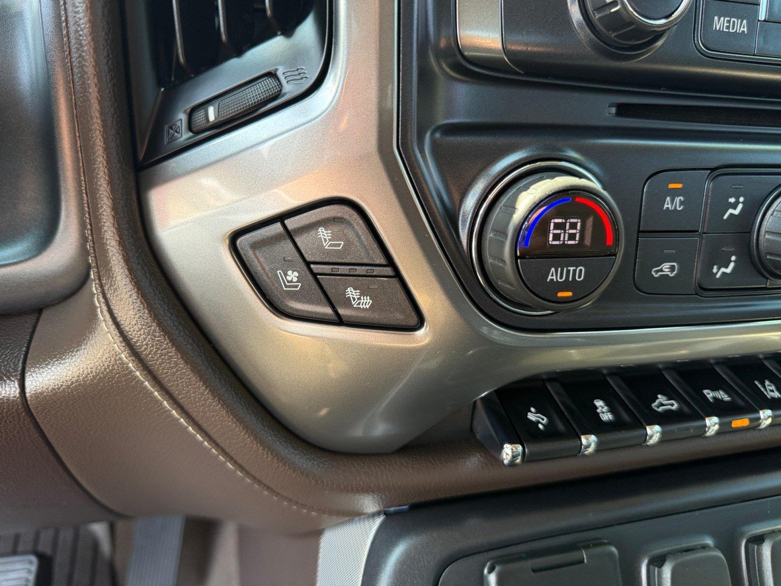 Used 2019 Iridescent Pearl Tricoat Chevrolet LTZ image 15