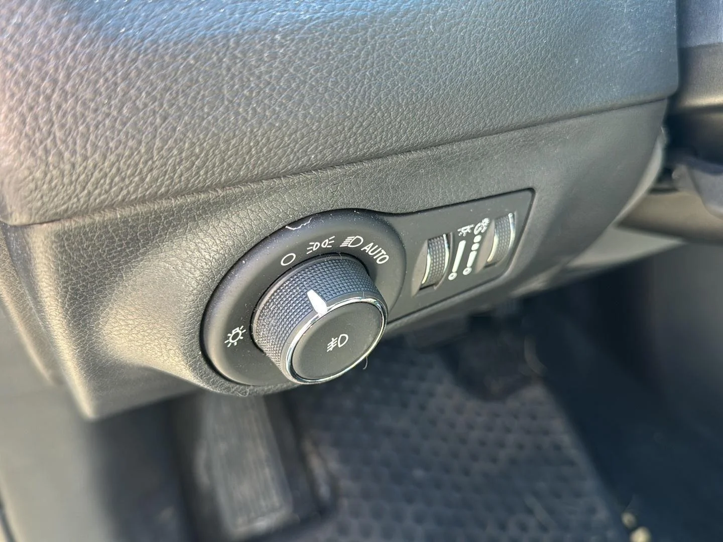 Used 2019 White Clearcoat Jeep Trailhawk image 13