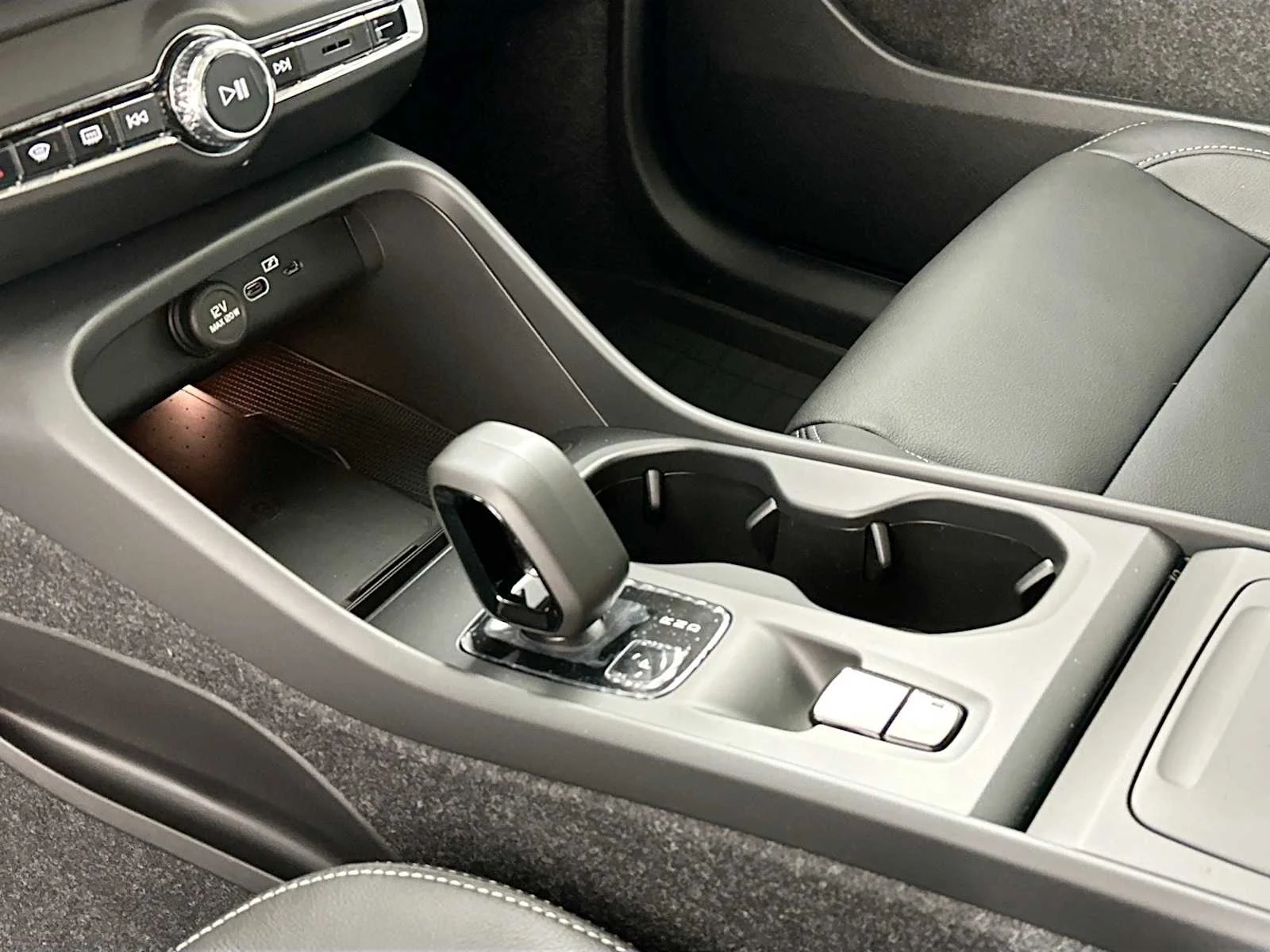 2025 Volvo XC40 Core - Photo 15