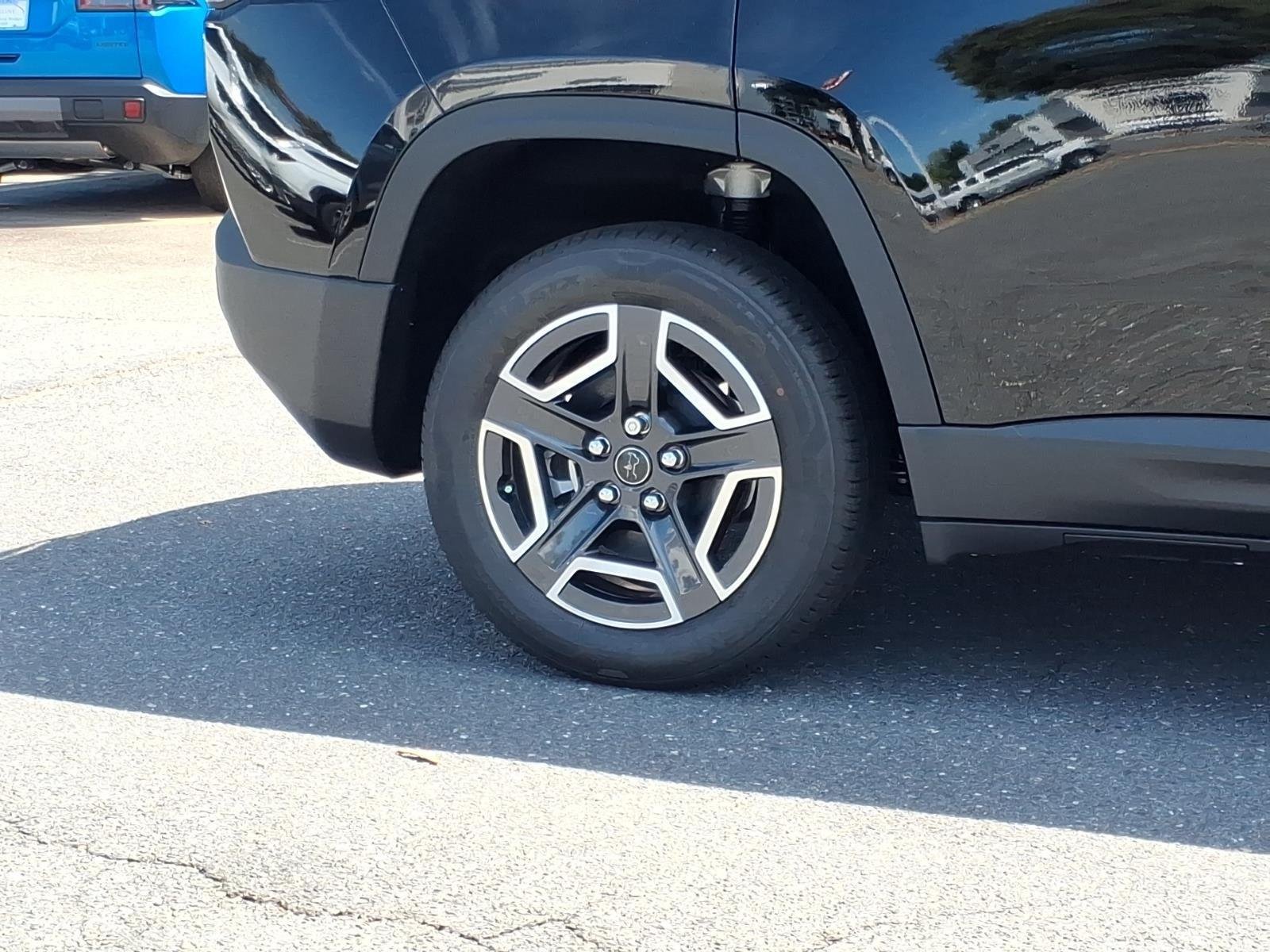 New 2026 Diamond Black Crystal Pearl-Coat Exterior Paint Jeep Laredo image 13