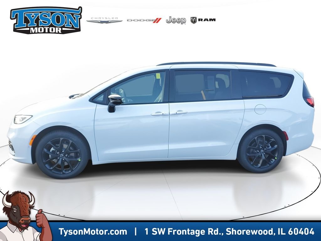 New 2026 Bright White Clear-Coat Exterior Paint Chrysler Limited image 3