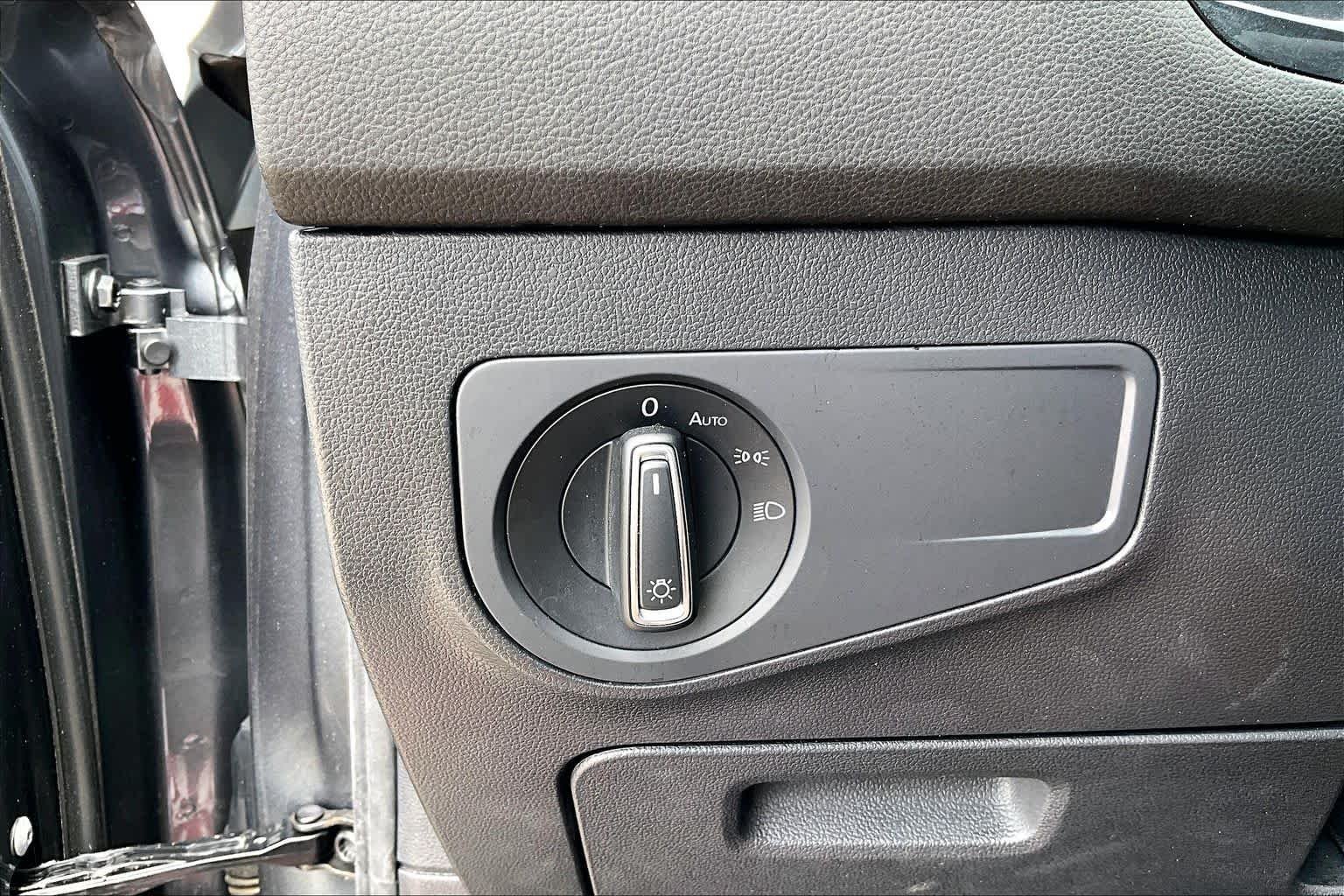 Used 2019 Platinum Gray Metallic Volkswagen SE image 33