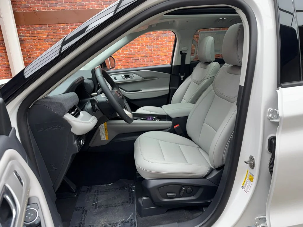 New 2026 Star White Metallic Tri-Coat Ford Active image 24