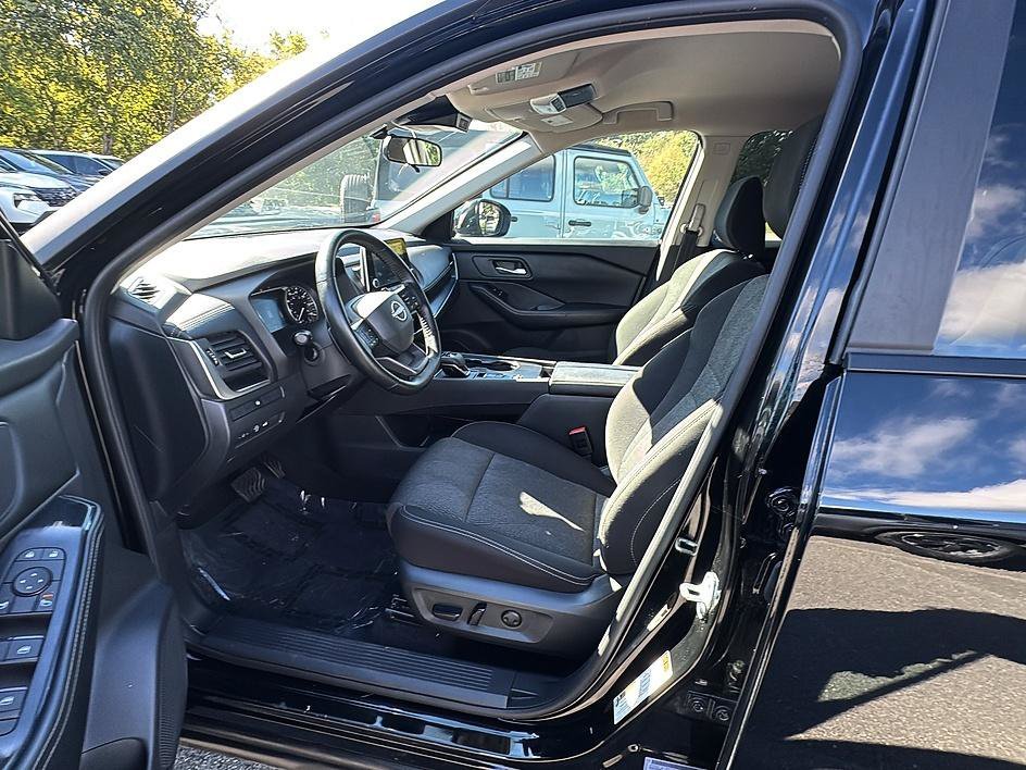 Used 2025 Super Black Nissan SV image 13