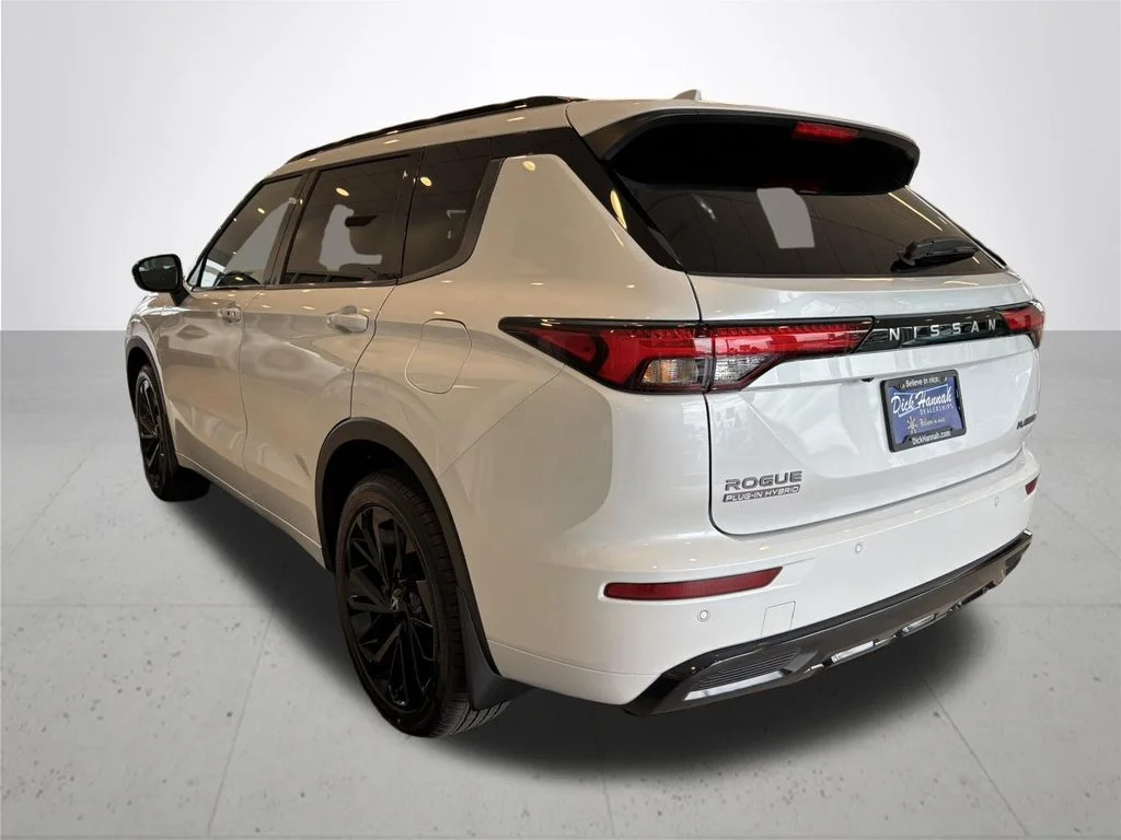 New 2026 White Nissan Platinum image 10