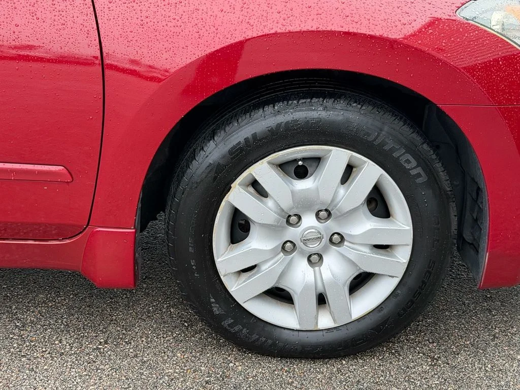 Used 2009 Red Nissan 2.5 S image 9