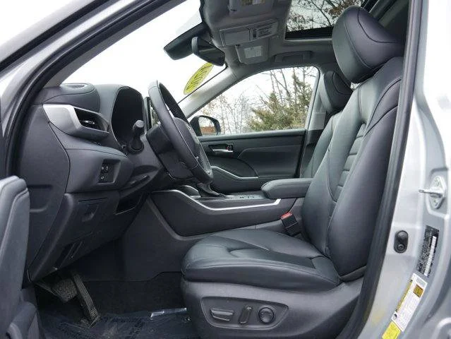 Used 2024  Toyota  image 13